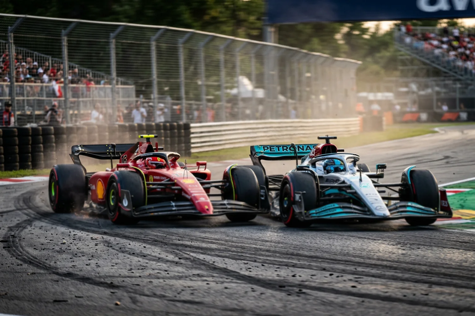 Deux monoplaces de Formule 1 côte à côte en plein duel sur le circuit