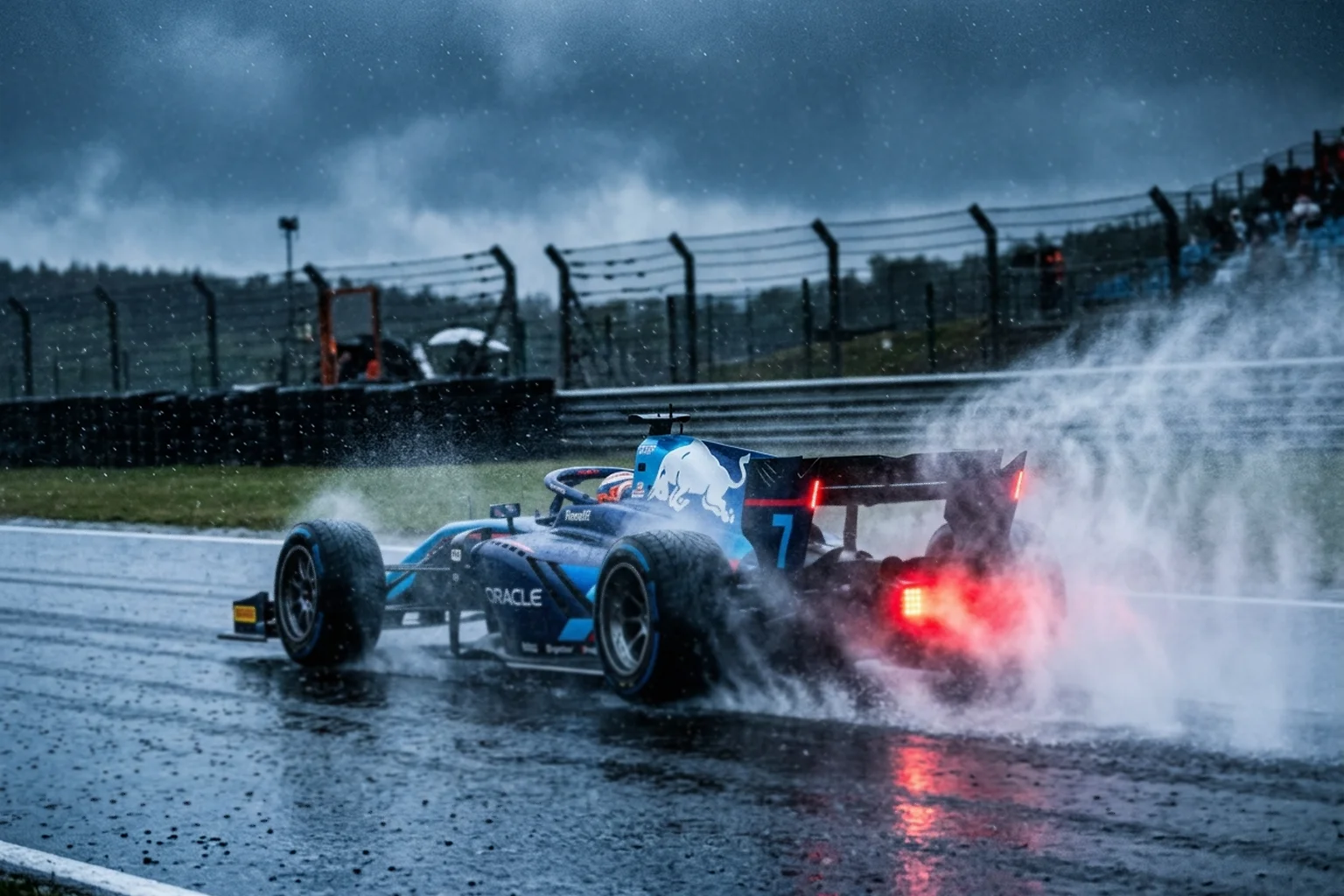 Monoplace de Formule 1 sur piste mouillée sous la pluie avec projections d'eau